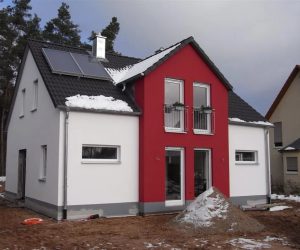 Einfamilienhaus mit Kunststofffenster weiss und Rollladen