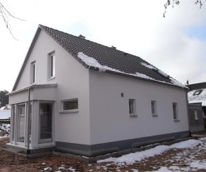Einfamilienhaus mit Kunststofffenster in weiß und Rollladen